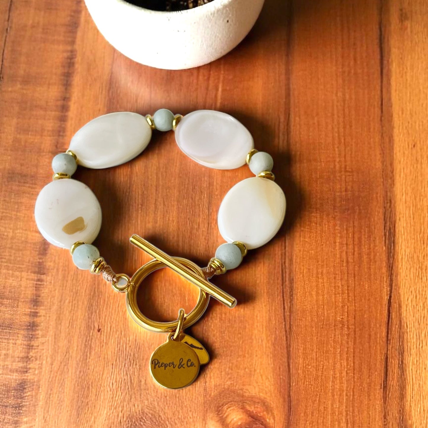 Natural Oval Mother of Pearl beaded bracelet in gold plated Stainless Steel clasp