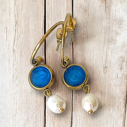 Hoop earrings with fresh water pearl in gold plated stainless steel - available in Blue and Brown
