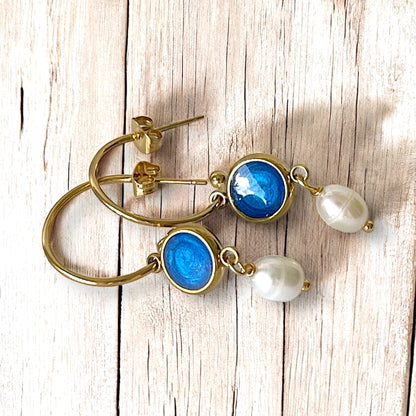 Hoop earrings with fresh water pearl in gold plated stainless steel - available in Blue and Brown
