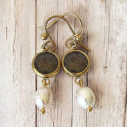 Hoop earrings with fresh water pearl in gold plated stainless steel - available in Blue and Brown
