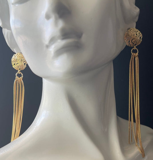 Dangle Earrings in Gold color