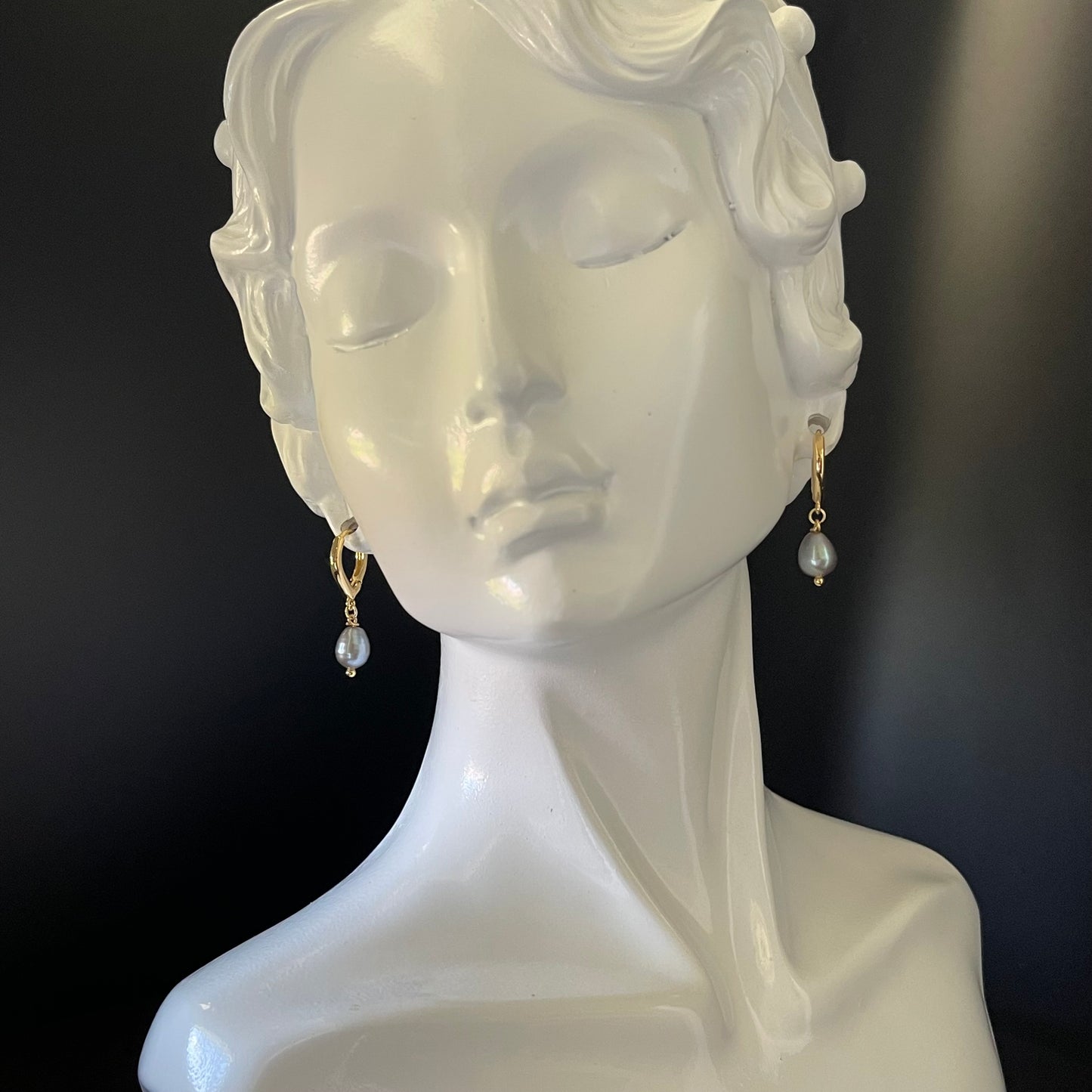 Gold Drop Earrings with Black Pearls – Elegant Dangle Style