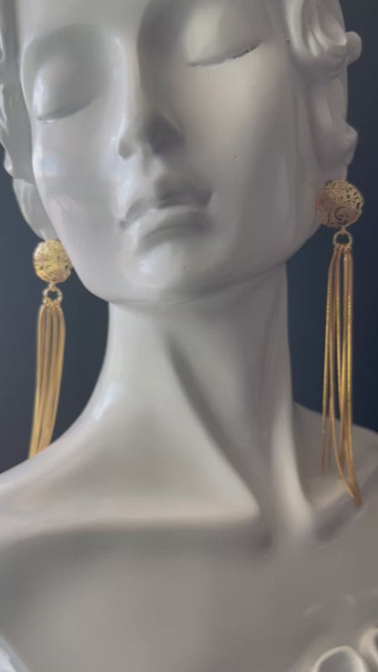 Dangle Earrings in Gold color